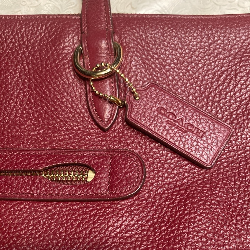COACH lg. w/2 straps, front zip pocket w/zip & lock, tag on gt chain - Picture 5 of 14